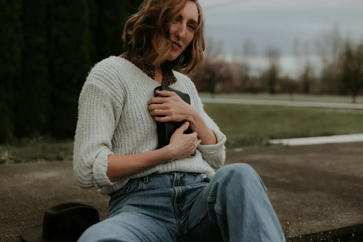 Mujer con sweater beige y jean, look de invierno elegante y simple