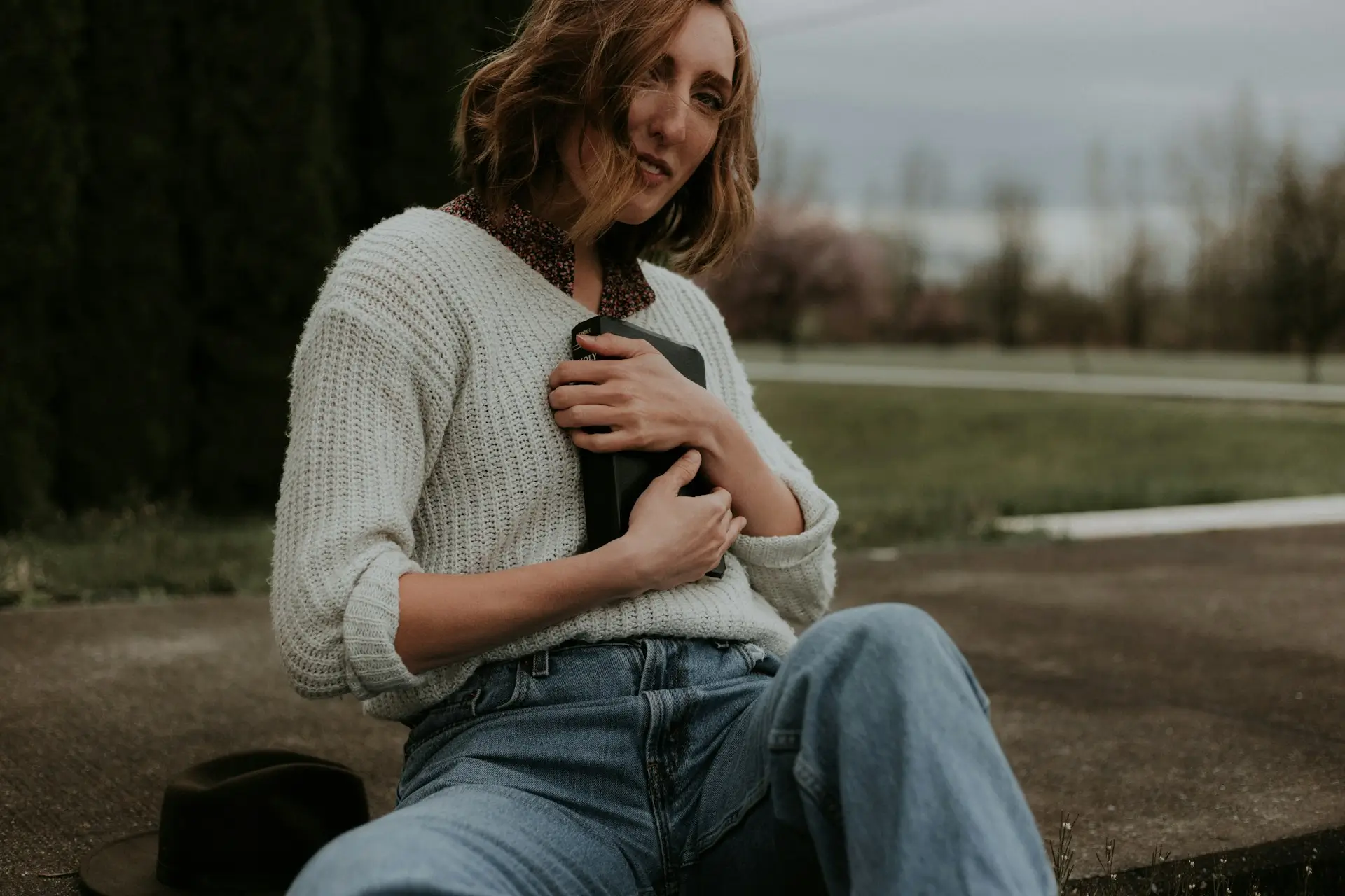 Mujer con sweater beige y jean, look de invierno elegante y simple