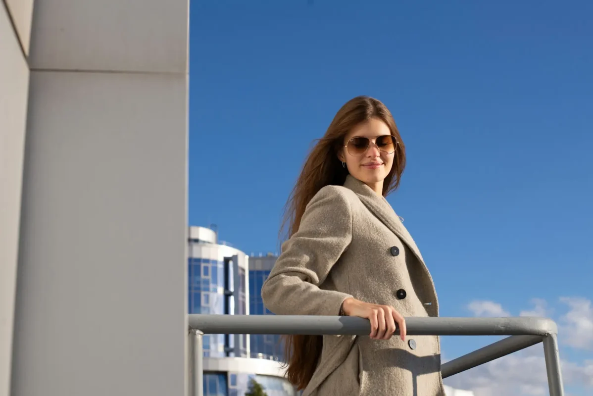 Mujer con tapado neutro de línea simple, abrigo femenino de invierno
