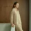 Mujer con outfit en tonos neutros beige y camel, look sofisticado y simple