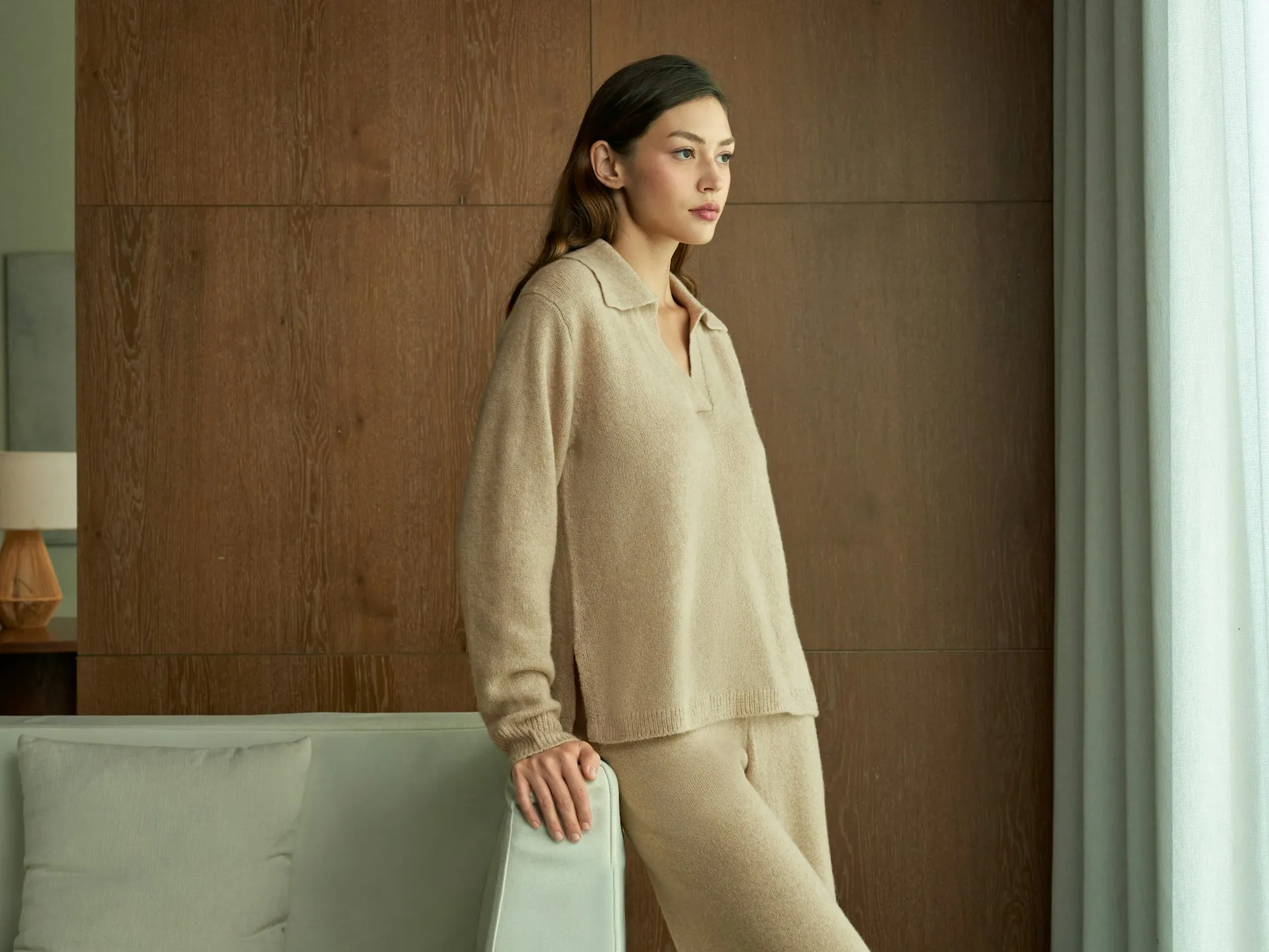 Mujer con outfit en tonos neutros beige y camel, look sofisticado y simple