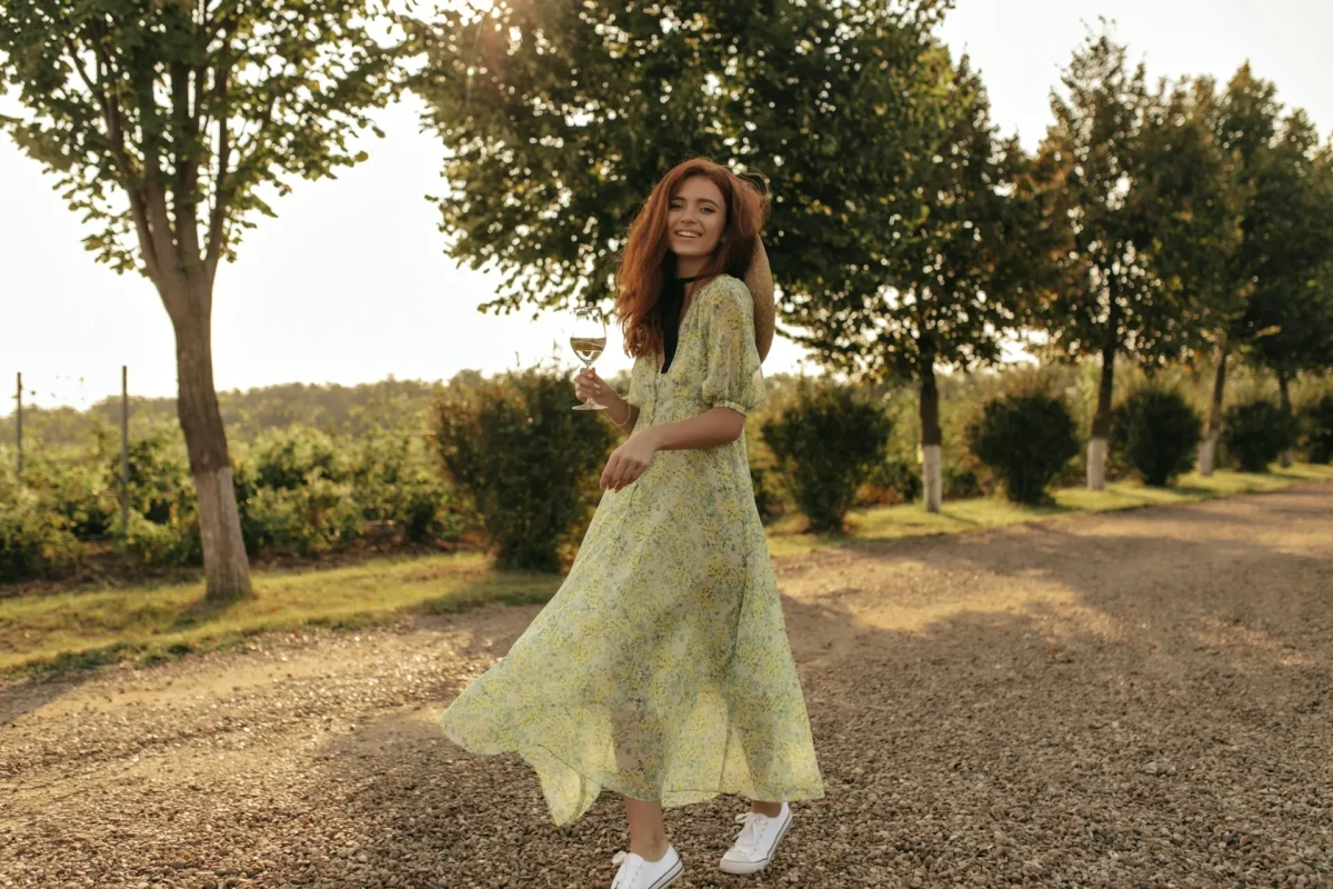 Mujer con vestido liviano en tonos suaves, outfit de primavera femenino y elegante