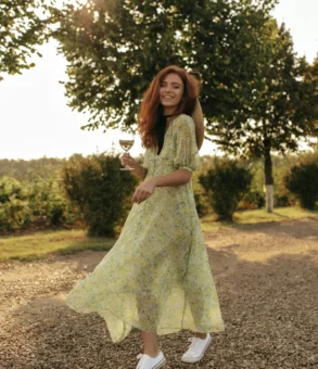 Mujer con vestido liviano en tonos suaves, outfit de primavera femenino y elegante