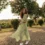 Mujer con vestido liviano en tonos suaves, outfit de primavera femenino y elegante